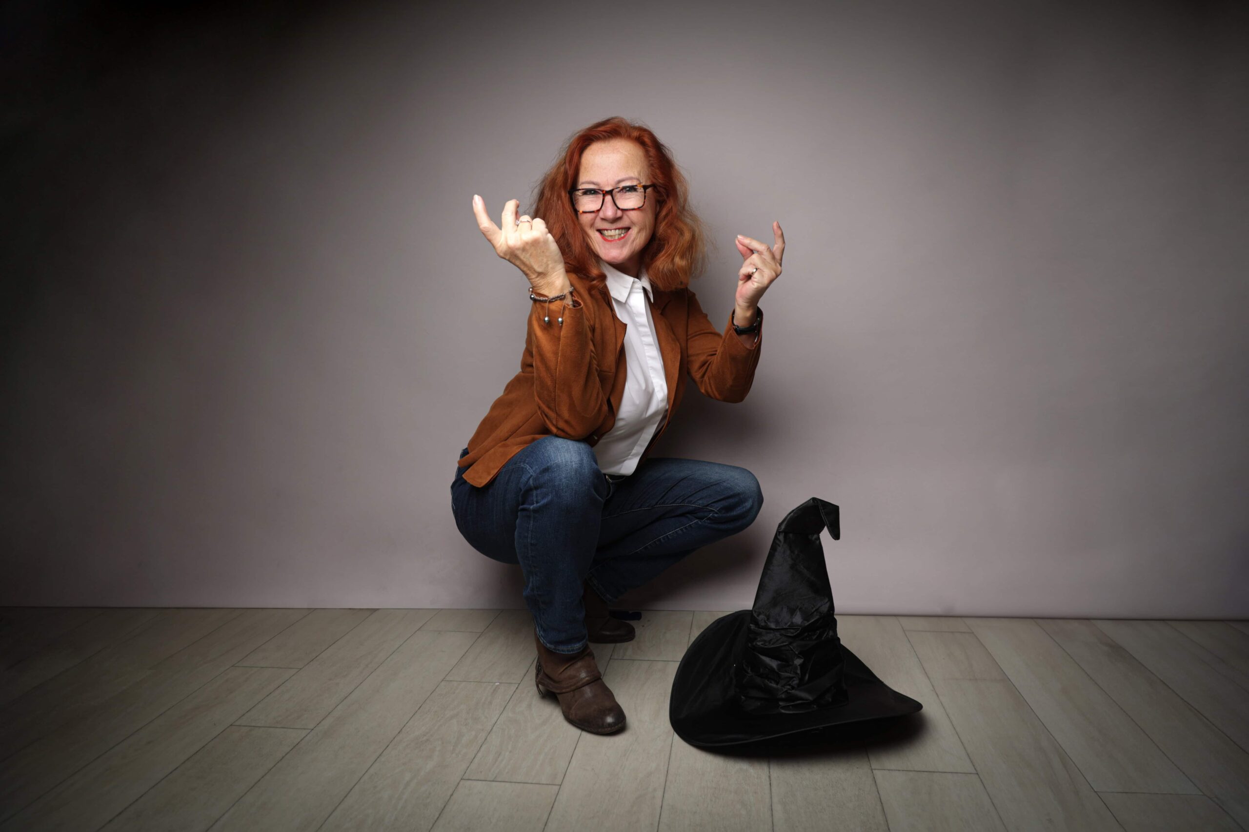 Martina Schönbichler, Ordnungshex, Ordnungshex Wien, Ordnungscoach, Ordnungshex.at, Ordnungscoach, Ordnungscoach Wien, Ordnungshilfe, Ordnungshilfe Wien, Ordnung schaffen, Aufräumhilfe Wien, Aufräumcoach Wien, Ordnungscoach, Ordnungsberatung in Wien, Struktur im Alltag, Loslassen lernen, Minimalismus im Alltag, Entrümpelung mit System, Ordnung im Kopf und ZuhauseOrdnungshex Ordnung, Chaos beseitigen, Ordnung schaffen, Chaos Ordnung Struktur Ordnungscoach, Aufräumen, System Organisation, Neuanfang, Übersiedlung, Partnerbezug, Ortswechsel, gewünschte persönliche Veränderung, Büro/Alltag Papierkram, Ordnungscoach Zuhause,